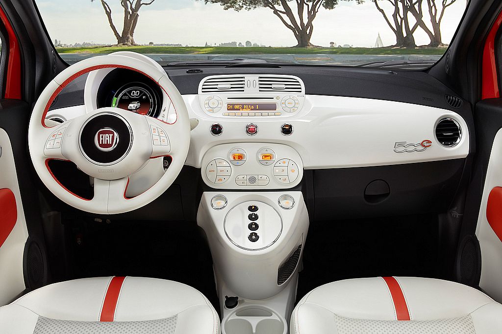 Fiat 500e mit weißem Innenraum
