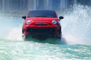 Der Fiat 500 sorgt als Motorboot für Aufsehen